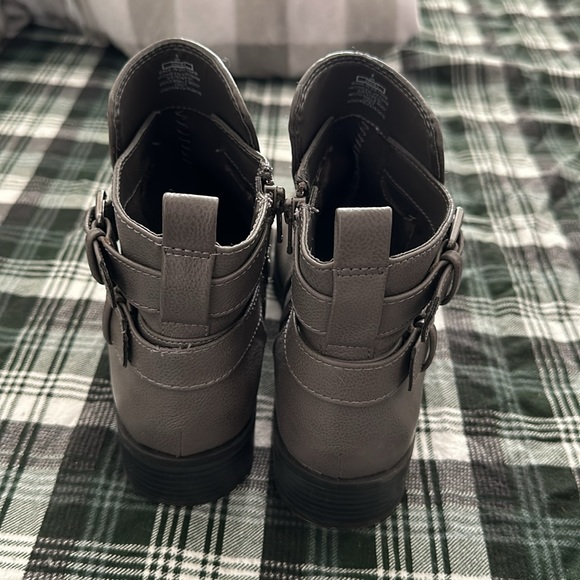 Gray Boots - Picture 5 of 7